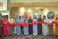 Chư tôn đức, các họa sĩ cắt băng khai trương phòng tranh và triển lãm mỹ thuật Phật giáo mang chủ đề “Tĩnh” vào sáng 7-4 - Ảnh: Văn Phúc