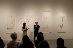 Họa sĩ Trầm Kim Hòa chia sẻ tại buổi khai mạc triển lãm cá nhân mang chủ đề: Zen of Life - Thiền trong cuộc sống - Ảnh: Nguyễn Cường