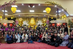 Chụp ảnh lưu niệm tại chùa Tuệ Giác dịp lễ Thượng nguyên