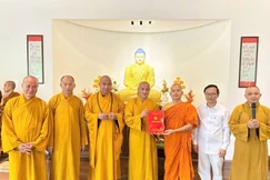 Hòa thượng Thích Huệ Thông trao quyết định đến Đại đức Thích Pháp Quang
