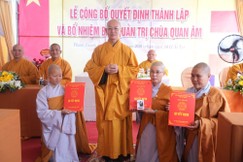 Thượng tọa Thích Quảng Tâm trao quyết định bổ nhiệm Ban Quản trị chùa Quan Âm