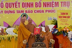 Thượng tọa Thích Thanh Tuấn và Thượng tọa Thích Thanh Sơn trao quyết định đến Đại đức Thích Thanh Đức 