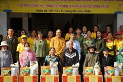 Đoàn từ thiện chùa Tường Nguyên trao quà đến người dân tỉnh Đắk Lắk