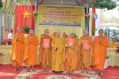 Thượng tọa Thích Quảng Tâm trao quyết định đến Ban Quản trị tịnh xá