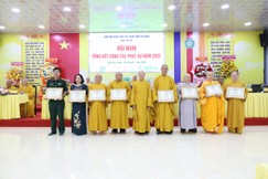 Ban Thường trực Ban Trị sự tỉnh trao Bằng tuyên dương công đức đến các cá nhân