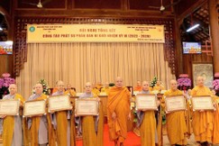 Đại diện Ban Trị sự GHPGVN tỉnh tặng Bằng tuyên dương công đức của Ban Thường trực Ban Trị sự tỉnh đến các nhân