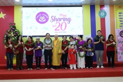 Thượng tọa Thích Thanh Phong thay mặt Nhóm Chia sẻ - Sharing trao những phần quà tri ân đến các đơn vị đồng hành