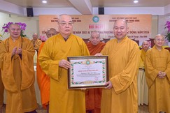 Trưởng lão Hòa thượng Thích Thanh Nhiễu trao Bằng tuyên dương công đức của GHPGVN đến Thượng tọa Thích Đức Thiện, Phó Chủ tịch Hội đồng Trị sự, Trưởng ban Phật giáo Quốc tế T.Ư - Ảnh: Quảng Đạo/BGN