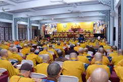  Đại biểu tham dự hội nghị đã biểu quyết thống nhất thông qua Nghị quyết gồm 11 điểm - Ảnh: Bảo Toàn/BGN