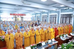 Chư tôn đức Tăng Ni và đại diện chính quyền trong nghi thức chào Quốc kỳ và Đạo kỳ