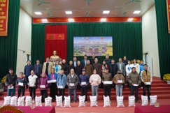 Đoàn trao quà Tết đến bà con nghèo xã Nhân Nghĩa, tỉnh Phú Thọ