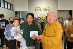 Hòa thượng Thích Duy Trấn trao tiền của bạn đọc ủng hộ bệnh nhân nghèo