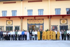 Phái đoàn chụp ảnh lưu niệm trước Văn phòng Ban Trị sự tỉnh - chùa Pháp Minh