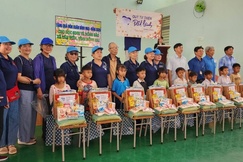 Đoàn từ thiện thiền viện Vạn Hạnh trao quà cho học sinh Trường Trung học Cơ sở Lộc An 