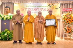 Hòa thượng Thích Giác Toàn trao Bằng tuyên dương công đức của Hội đồng Trị sự GHPGVN đến tập thể Ban Từ thiện xã hội Báo Giác Ngộ - Ảnh: Quảng Đạo/BGN