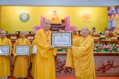 Trưởng lão Hòa thượng Thích Thiện Nhơn trao Bằng tuyên dương công đức đến Thượng tọa Thích Phước Nguyên