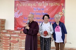 Hòa thượng Thích Chơn Nguyên thăm hỏi và chúc Tết đến bà con khó khăn