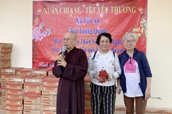 Hòa thượng Thích Chơn Nguyên thăm hỏi và chúc Tết đến bà con khó khăn