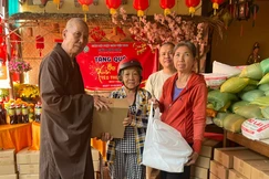 Hòa thượng Thích Giác Trí, viện chủ chùa Minh Giác trao quà Tết đến những hộ nghèo tại P.Hiệp Bình, TP.HCM