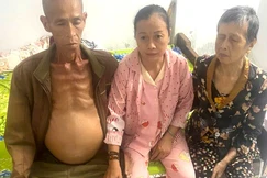 Mở rộng lòng từ: Vợ chồng bị ung thư nuôi mẹ mù lòa