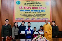Phân ban Phật tử Dân tộc T.Ư trao học bổng cho học sinh người đồng bào dân tộc thiểu số
