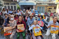 Đoàn trao 60 suất quà cho bà con tại Tổ 38, P.Thanh Khê, TP.Đà Nẵng