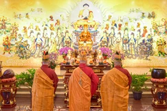 Chư vị đàn chủ niêm hương tại Lễ khai đàn Pháp hội Dược Sư "Tiêu tai diên thọ - kỳ quốc thái dân an - nguyện phong điều vũ thuận" - Ảnh: Quảng Đạo/BGN