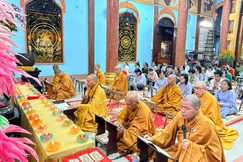 Chư Tăng và Phật tử nhất tâm trì tụng kinh Dược Sư