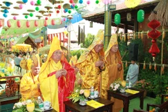 Chư tôn đức niêm hương bạch Phật