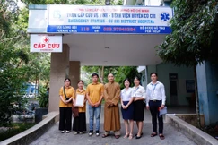 Đoàn đến thăm và trao quà tại Bệnh viện Đa khoa Củ Chi