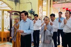 Nguyên Chủ tịch nước Trương Tấn Sang dâng hương Tam bảo tại chùa Tân Phước