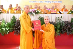 Hòa thượng Thích Minh Trí trao quyết định đến Đại đức Thích Minh Tuấn