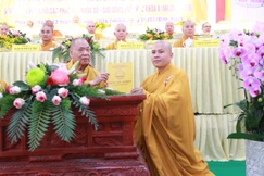 Trưởng lão Hòa thượng Thích Thiện Pháp trao Bằng tốt nghiệp cho Tăng sinh
