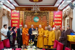 Trao quà lưu niệm