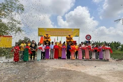 Đoàn cắt băng khánh thành cầu Tường Nguyên 570, tại ấp Vĩnh Hòa 1