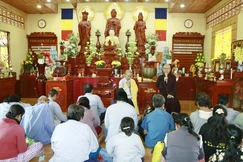 Hòa thượng Thích Chơn Nguyên động viên bà con khiếm thị vươn lên trong cuộc sống