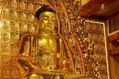 Tôn nghiêm tôn tượng Đức Bổn Sư tại chánh điện Việt Nam Quốc Tự - Ảnh: Bảo Toàn/BGN