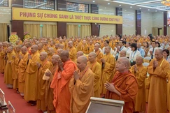 Chư tôn đức trong nghi thức chào Quốc kỳ - Đạo kỳ