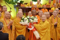 Trưởng lão Hòa thượng Thích Thiện Nhơn trao hoa chúc mừng đến Hòa thượng Thích Lệ Trang, tân Trưởng ban Trị sự Phật giáo TP.HCM nhiệm kỳ 2026-2031 - Ảnh: Bảo Toàn/BGN