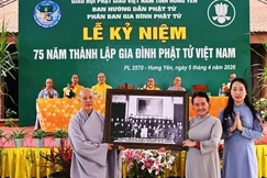 Cư sĩ Diệu Nhân trao ảnh Bác Hồ lưu niệm đến Gia đình Phật tử tỉnh Hưng Yên