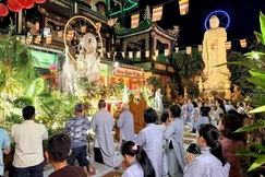 Lễ hoa đăng tại chùa Minh Giác