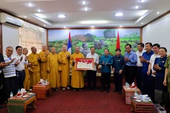 Đoàn chúc Tết cổ truyền Bunpimay tại Ủy ban Nhân dân tỉnh Xiêng Khoảng, Lào