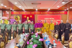 Thượng tọa Thích Phước Nguyên chúc mừng Ngày truyền thống lực lượng An ninh nội địa - Ảnh: Lâm Huy