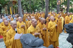 Chư tôn đức dâng hương trước bảo tháp Sơ Tổ Hiển Kỳ và chư vị Tổ sư