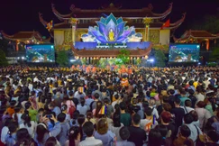 Lễ cung rước kiệu Đức Phật từ tổ đình Ấn Quang đến Việt Nam Quốc Tự làm lễ Mộc dục - Ảnh: Quảng Đạo/BGN