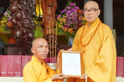 Thượng tọa Thích Quảng Lộc trao quyết định bổ nhiệm đến Đại đức Thích Quảng Hiếu