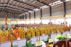 Đại biểu trong nghi thức chào Quốc kỳ - Đạo kỳ - Ảnh: Ban TT-TT Phật giáo tỉnh Tây Ninh