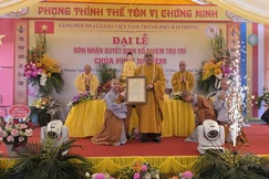 Hòa thượng Thích Thanh Vân trao quyết định đến Sư cô Thích An Nhẫn