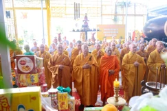 Chư tôn đức dâng hương tưởng niệm Trưởng lão Hòa thượng Thích Huệ Thành