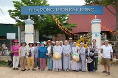 Đoàn từ thiện tại Nhà rông thôn Đăk Đring